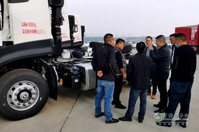 东风天龙KL快递牵引车交付客户 商品推介会成功举办